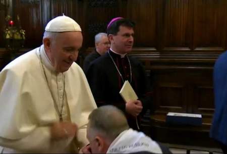 راز منع بوسیدن انگشتر پاپ فرانسیس توسط زائران