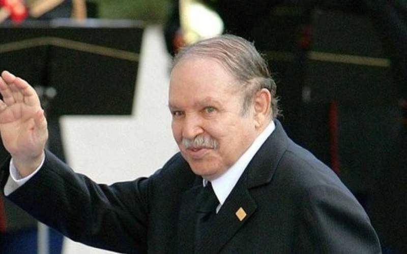 رئیس‌جمهور مادام‌العمر الجزایر تسلیم معترضان خیابان شد