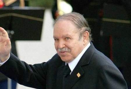 رئیس‌جمهور مادام‌العمر الجزایر تسلیم معترضان خیابان شد
