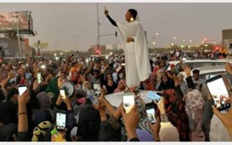 زنی سفیدپوش، سمبل حامیان انقلاب در سودان
