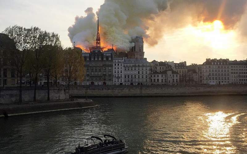 کلیسای نوتردام پاریس در آتش سوخت اما فرو نریخت