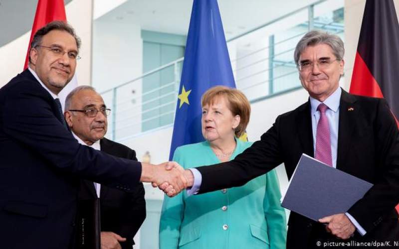 جو کیسر، مدیر عامل زیمنس، (راست) و لوی الخطیب، وزیر برق عراق، پس از بستن قرارداد در برلین
