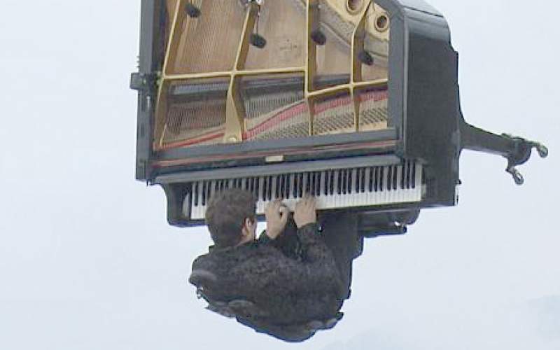 مردی که در آسمان سوئیس پیانو نواخت /عكس