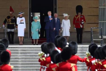 دونالد ترامپ و همسرش ملانیا هنگام ملاقات با ملکه الیزابت