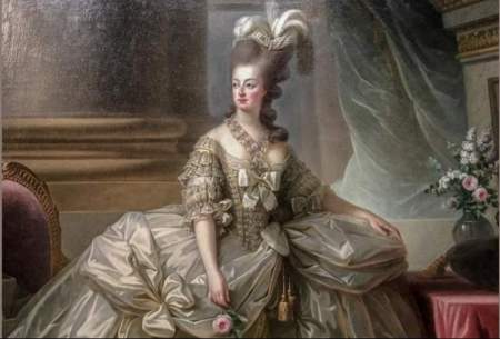 ماری آنتوانت، واپسین ملکه فرانسه و همسر لوئی شانزدهم است که پس از پیروزی انقلاب فرانسه در پاریس به همراه همسرش گردن زده شد
