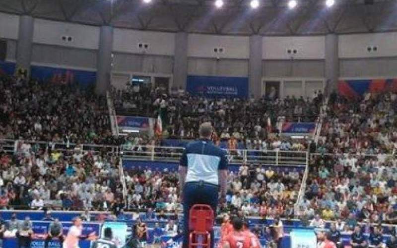 حضور پرتعداد بانوان در بازی والیبال ایران و کانادا