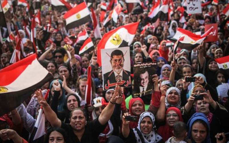 محمد مرسی بعد از اعتراضات گسترده مردمی و دخالت ارتش برکنار شد