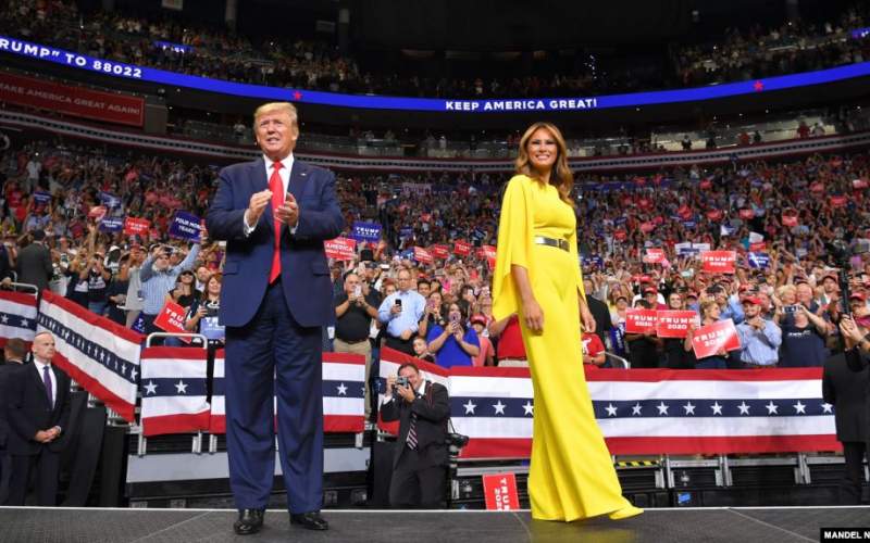 ترامپ و همسرش ملانیا، در جمع هواداران در اورلاندو، فلوریدا