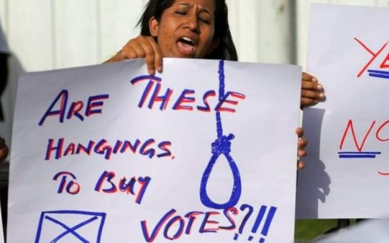 معترضان به حکم اعدام در سریلانکا پلاکاردهایی در دست گرفتند که روی آنها نوشته شده بود: این اعدام‌ها برای جذب آرا نیست؟