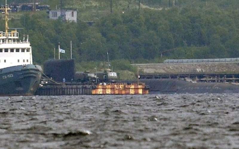زیردریایی بزرگی که در این عکس در کنار یک قایق یدک‌کش دیده می‌شود حامل زیردریایی تحقیقاتی سانحه دیده است