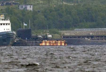 زیردریایی بزرگی که در این عکس در کنار یک قایق یدک‌کش دیده می‌شود حامل زیردریایی تحقیقاتی سانحه دیده است