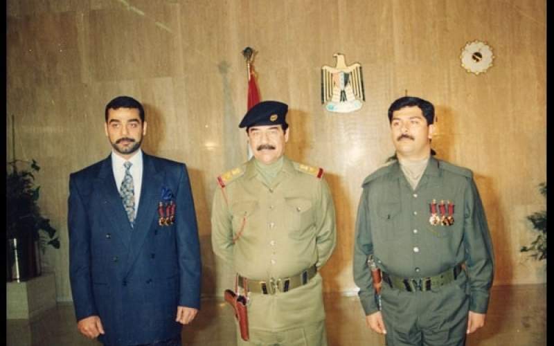 صدام حسین در کنار  دو پسرش قصی (راست) و عدی (چپ) در زمانیکه در قدرت بود. صدام توسط نیروهای آمریکایی بازداشت و سپس اعدام و دو پسرش نیز در حمله به خانه‌اشان در موصل کشته شدند.