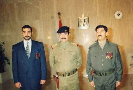 صدام حسین در کنار  دو پسرش قصی (راست) و عدی (چپ) در زمانیکه در قدرت بود. صدام توسط نیروهای آمریکایی بازداشت و سپس اعدام و دو پسرش نیز در حمله به خانه‌اشان در موصل کشته شدند.