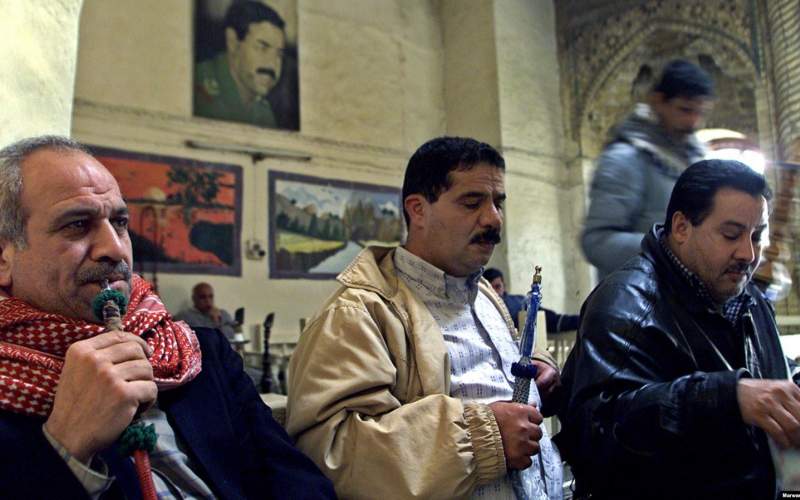 چند شهروند عراقی در کافه‌ای در بازار صفافیر بغداد/ زمستان ۱۳۸۱