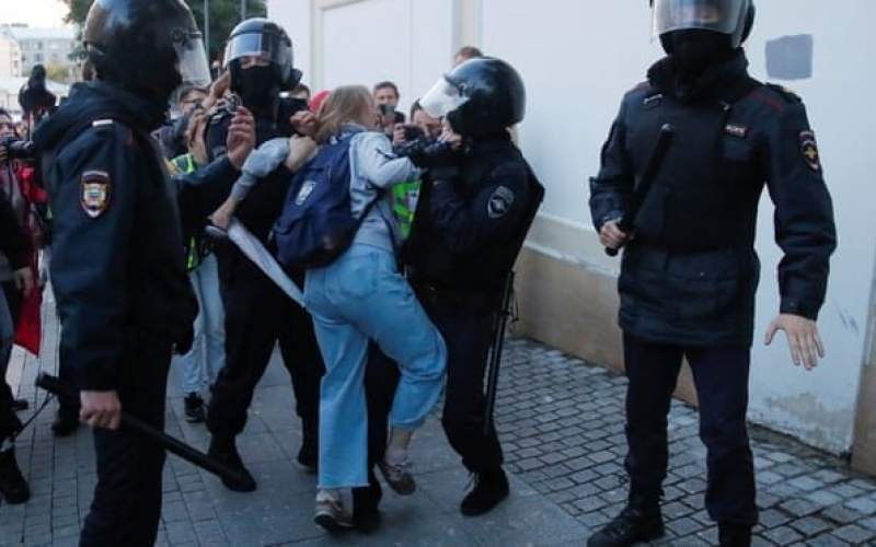 خشم روسها از خشونت پلیس علیه معترض زن