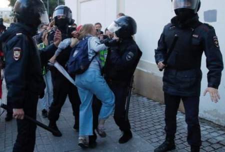 خشم روسها از خشونت پلیس علیه معترض زن
