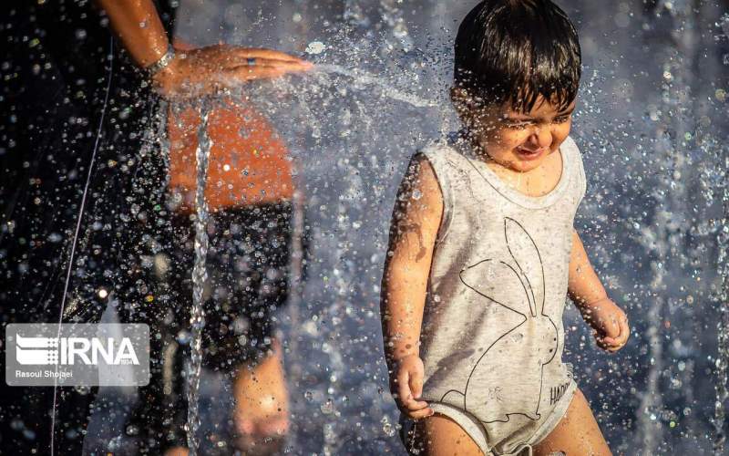 آب‌ بازی تابستانه‌ی کودکان در اصفهان