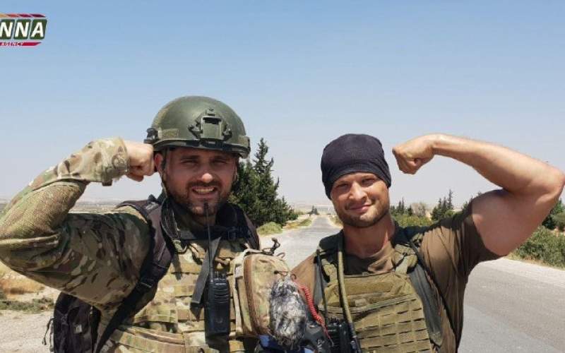 دو نیروی ارتش روسیه در سوریه در خان شیخون ژست پیروزی گرفته‌اند!