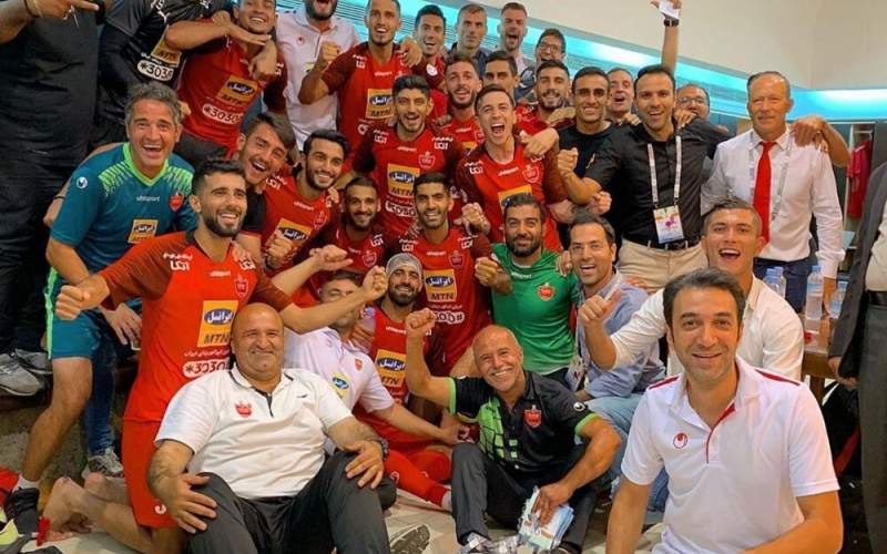 بازیکنان تیم فوتبال پرسپولیس بعد از غلبه بر استقلال در رختکن جشن و پایکوبی کردند