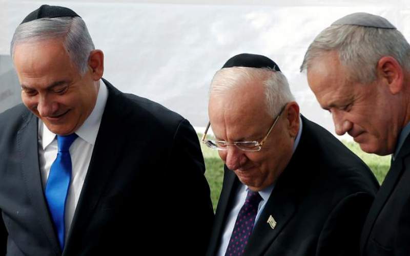 بنیامین گانتس، رهبر حزب «آبی و سفید»، رووین ریولین، رئیس‌جمهوری اسرائیل و بنیامین نتانیاهو، نخست وزیر کنونی اسرائیل و رهبر حزب لیکود