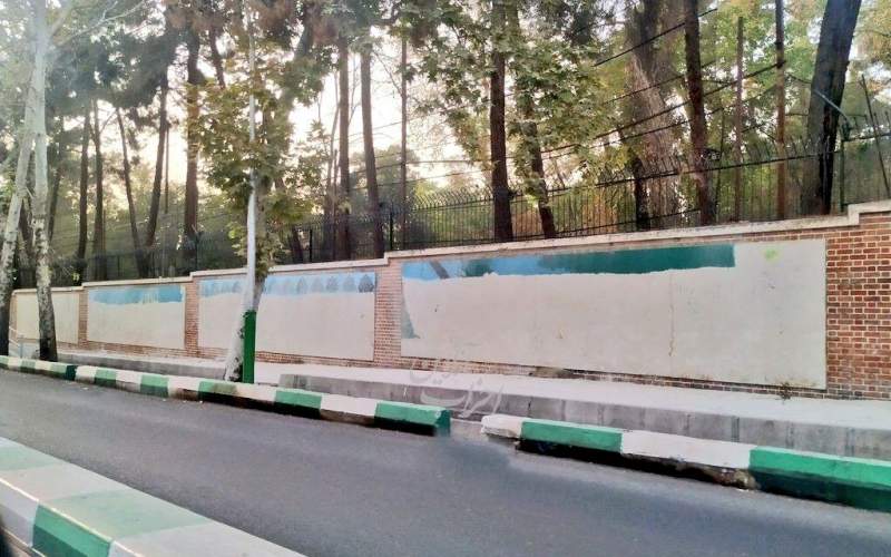 دلیل رنگ‌آمیزی دیوار سفارت سابق آمریکا در تهران
