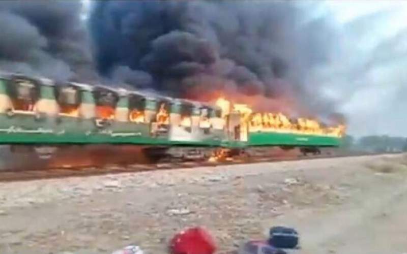 ۶۵ کشته آتش‌ گرفتن یک قطار در پاکستان