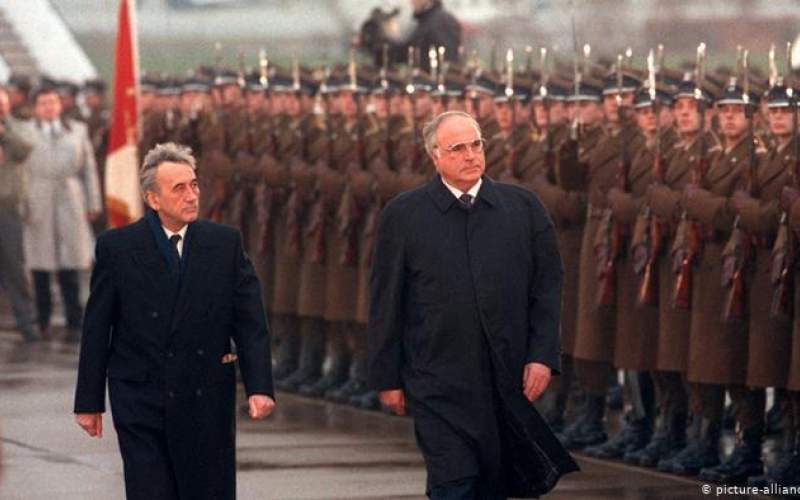 هلموت کهل (راست) و نخست‌وزیر وقت لهستان در نهم نوامبر ۱۹۸۹ در ورشو