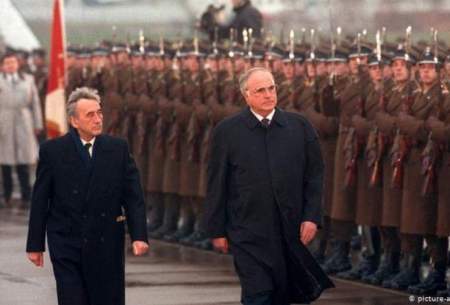 هلموت کهل (راست) و نخست‌وزیر وقت لهستان در نهم نوامبر ۱۹۸۹ در ورشو