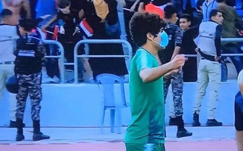 بازیكنان عراقی منجمله، صفا هادی،  پس از زدن گل اول عراق به سبک معترضان ماسک به صورت زدند!
