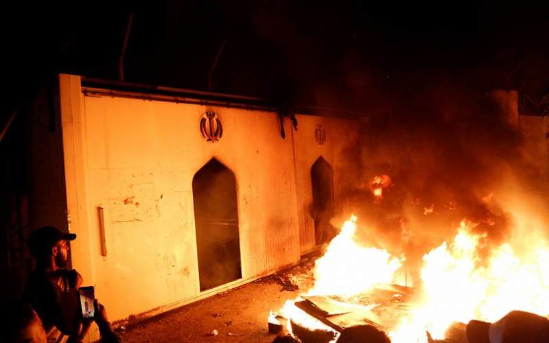 معترضان عراقی کنسولگری ایران را آتش زدند