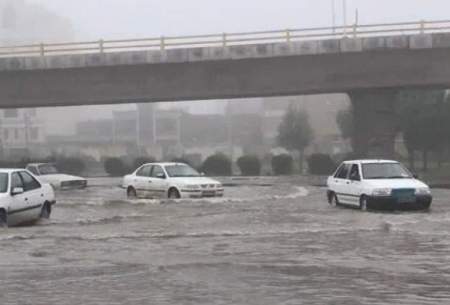 برخی از محلات اهواز هم چنان در آب است!