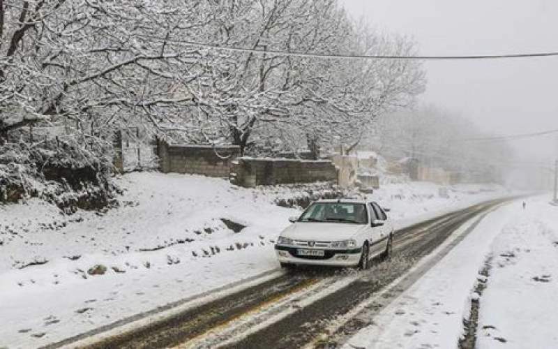 بارش برف و باران در جاده‌های ١٢استان