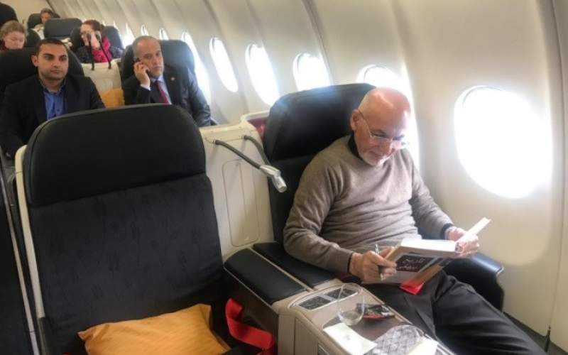 اشرف غنی در هواپیما چه کتابی می خواند
