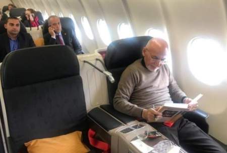 اشرف غنی در هواپیما چه کتابی می خواند