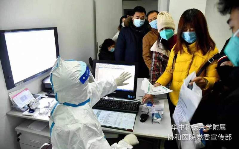 صف خرید ماسک برای مقابله با کرونا در چین