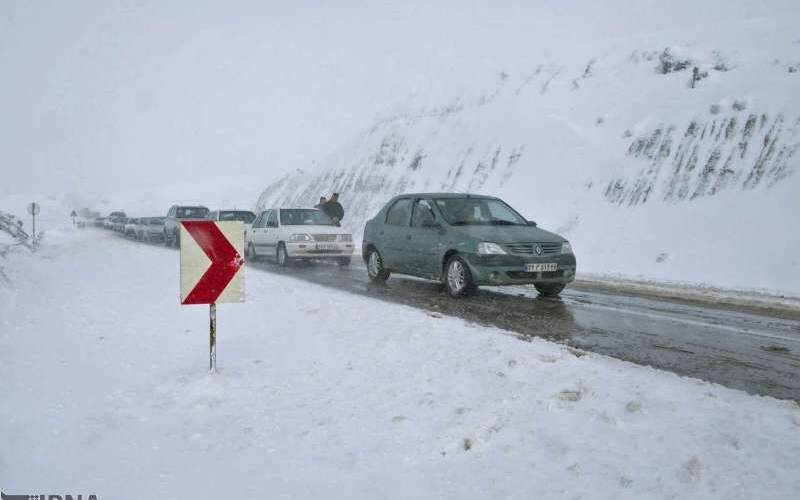 نجات سرنشینان ۱۶ خودروی گرفتار در برف اندیکا