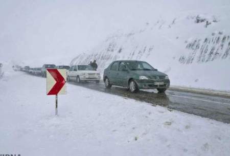 نجات سرنشینان ۱۶ خودروی گرفتار در برف اندیکا