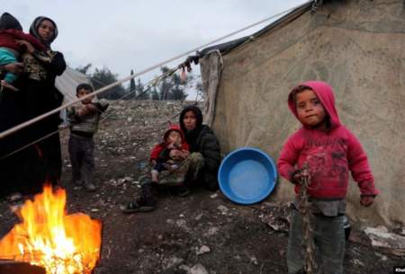 زنان و کودکانی که از بمباران‌های جنگنده‌ةای روسی و سوری از ادلب گریخته‌اند