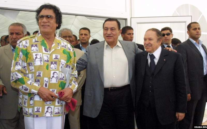 حسنی مبارک در میان معمر قذافی، رهبر لیبی،(چپ) و عبدالعزیز بوتفلیقه، رئیس‌جمهوری الجزایر، در سال ۲۰۰۵ میلادی
 