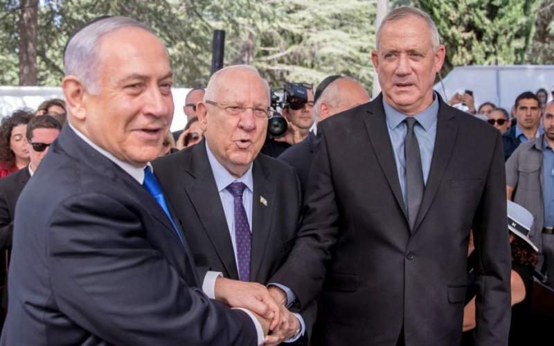 بنیامین گانتس (راست) همراه با رئیس‌جمهور اسرائیل (وسط) و بنیامین نتانیاهو