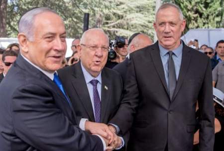 بنیامین گانتس (راست) همراه با رئیس‌جمهور اسرائیل (وسط) و بنیامین نتانیاهو