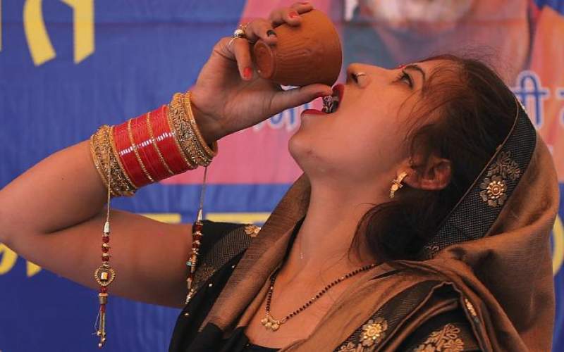 زن هندویی برای مقابله با ویروس کرونا ادرار گاو می‌نوشد!