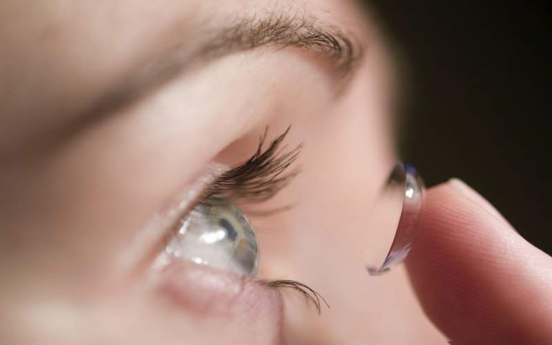 چگونه از لنز‌های چشمی مراقبت کنیم؟
