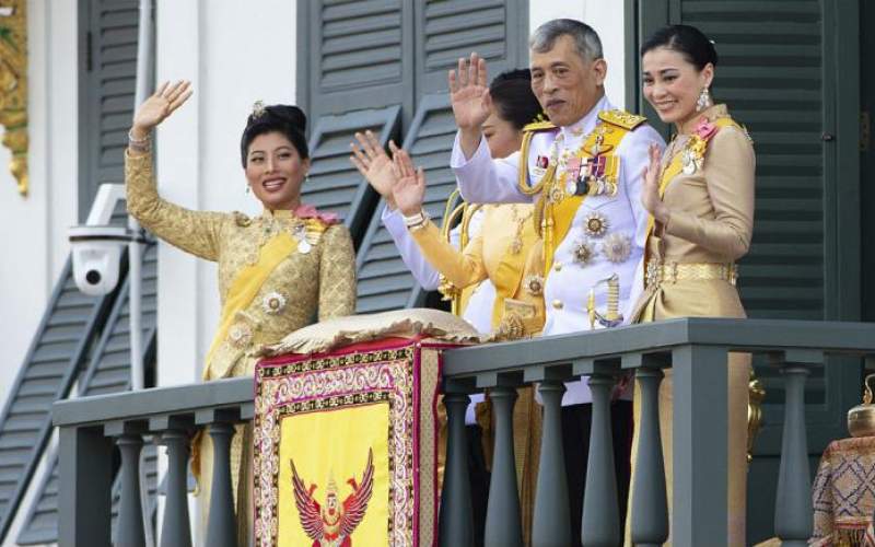 قرنطینه پادشاه تایلندبه‌ همراه ۲۰ زن حرمسرایش!