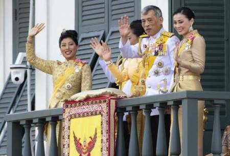 قرنطینه پادشاه تایلندبه‌ همراه ۲۰ زن حرمسرایش!