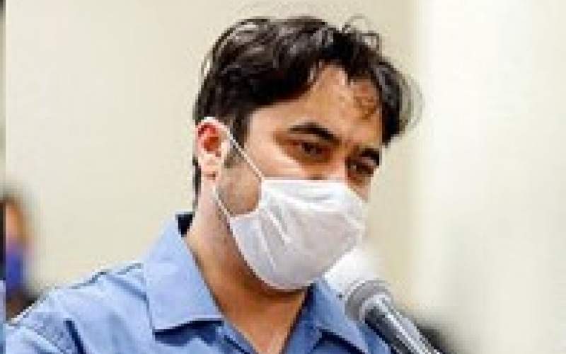 روح‌الله زم با ماسک و دستکش در دادگاه/عکس