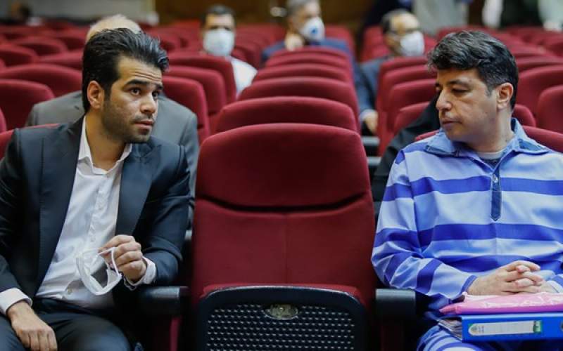 امید اسدبیگی مدیرعامل نیشکر‎ هفت‌تپه (سمت چپ) در دادگاه