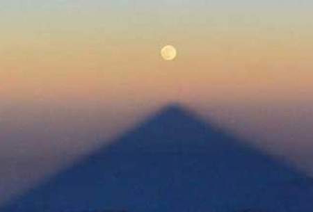تصویر زیبای تقارن سایه‌ی قله‌ دماوند و ماه کامل