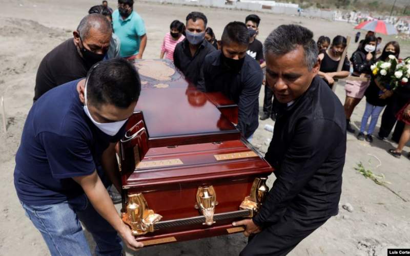 مراسم خاکسپاری یکی از جان‌باختگان کووید در مکزیک