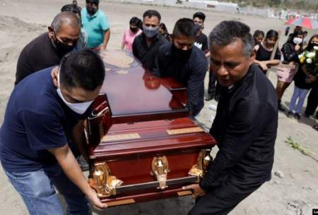 مراسم خاکسپاری یکی از جان‌باختگان کووید در مکزیک